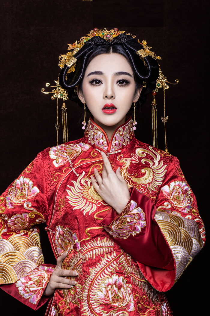 时尚潮流与永恒经典交融，新娘装最新风尚展现